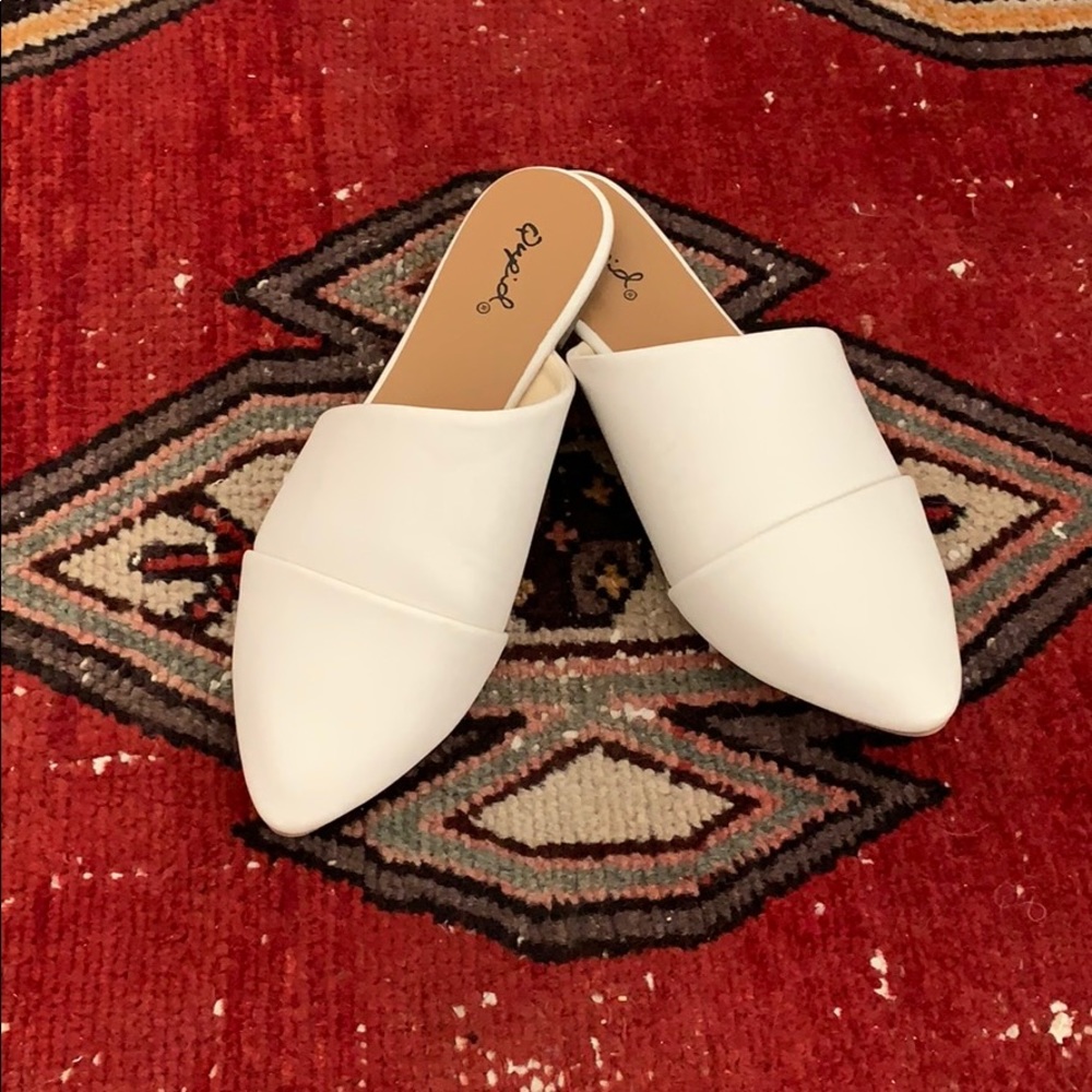 NWOT Beautiful White Flats
